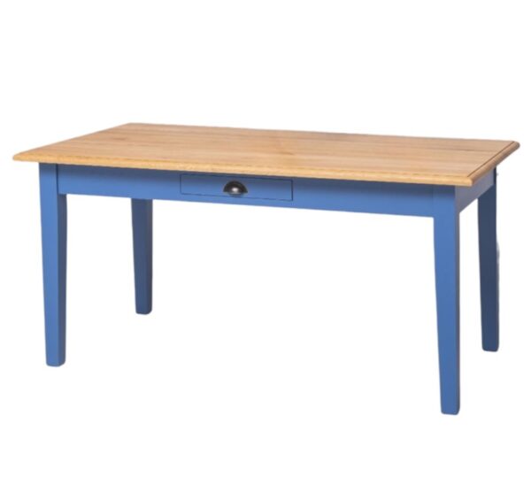 Moderne rechthoekige tafel die op maat gemaakt kan worden. De kleur van het onderstel is konings kobalt blauw en de tafelblad naturel licht eiken hout. Villa Laura