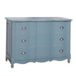 Brocante klassieke ladekastje met drie lange lades voor opbergruimte. Gemaakt van massief eiken hout in de kleur blauw vintagelook. Het meubel kan op verschillende manieren geverfd worden in verschillende kleuren en kan op maat gemaakt worden. Villa Laura
