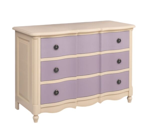 Brocante klassieke ladekastje met drie lange lades voor opbergruimte. Gemaakt van massief eiken hout in de kleur roomwit, vanille en paars. Het meubel kan op verschillende manieren geverfd worden in verschillende kleuren en kan op maat gemaakt worden. Villa Laura