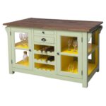 Landelijk houten kookeiland/keukenblok met flessenrekken, lades en deuren. Gemaakt van massief eiken hout in de kleur licht groen, geel en warm bruin eiken blad. Het meubel kan op verschillende manieren geverfd worden in verschillende kleuren en kan op maat gemaakt worden. Villa Laura