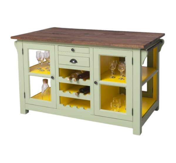 Landelijk houten kookeiland/keukenblok met flessenrekken, lades en deuren. Gemaakt van massief eiken hout in de kleur licht groen, geel en warm bruin eiken blad. Het meubel kan op verschillende manieren geverfd worden in verschillende kleuren en kan op maat gemaakt worden. Villa Laura