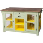Landelijk houten kookeiland/keukenblok met flessenrekken, lades en deuren. Gemaakt van massief eiken hout in de kleur licht groen, geel en warm bruin eiken blad. Het meubel kan op verschillende manieren geverfd worden in verschillende kleuren en kan op maat gemaakt worden. Villa Laura