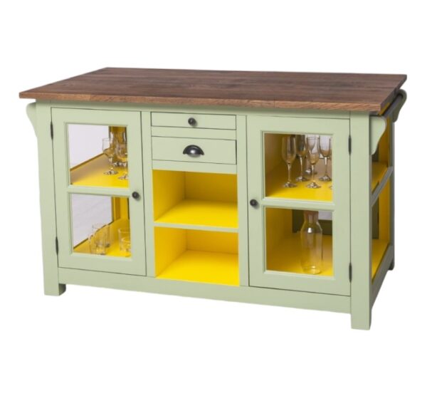 Landelijk houten kookeiland/keukenblok met flessenrekken, lades en deuren. Gemaakt van massief eiken hout in de kleur licht groen, geel en warm bruin eiken blad. Het meubel kan op verschillende manieren geverfd worden in verschillende kleuren en kan op maat gemaakt worden. Villa Laura