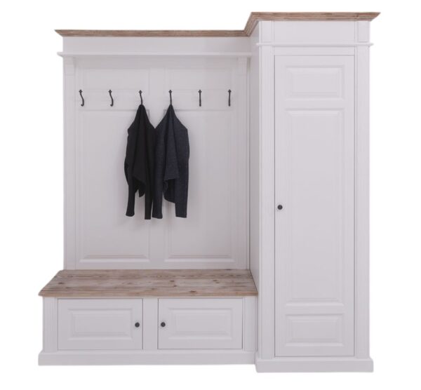 Mooie eiken brede halmeubel in een landelijke moderne stijl. Het halmeubel heeft links 6 haken waar jassen aan opgehangen kunnen worden met daarboven nog een smalle plank. Onder de linkerkant met de haken zit onderaan een bankje met twee kleine deurtjes voor opbergruimte. Aan de rechterkant zit een lange kast met één grote deur voor opbergruimte. Gemaakt van massief eiken hout in de kleur wit. De bovenste kant en de plank van het bankje zijn in de kleur whitewash. Het halmeubel kan op verschillende manieren geverfd worden in verschillende kleuren en kan op maat gemaakt worden. Villa Laura