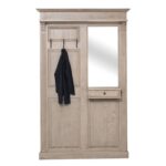 Landelijke hal meubel met 3 haken met daarboven een plank en onder 1 lade. Aan de rechterkant zit een open vak voor bijvoorbeeld een spiegel. Gemaakt van massief eiken hout in de kleur vergrijsd eiken. Het hal meubel kan op verschillende manieren geverfd worden in verschillende kleuren en kan op maat gemaakt worden. Villa Laura