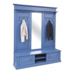 Mooie eiken brede halmeubel in een landelijke moderne stijl. Het halmeubel heeft 6 haken waar jassen aan opgehangen kunnen worden, aan beide kanten 3 haken. In het middel zit een gat waardoor er een mooie symmetrie is te zien in het meubel en deze verlengd wordt. Bovenaan de kast zit nog een smal plankje waar spullen opgezet kunnen worden. Onderaan zit een ruim bankje met aan beide buitenkanten een kastje en in het midden twee plankjes voor spullen. Gemaakt van massief eiken hout in de kleur kobalt blauw. Het halmeubel kan op verschillende manieren geverfd worden in verschillende kleuren en kan op maat gemaakt worden. Villa Laura