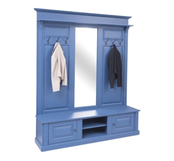 Mooie eiken brede halmeubel in een landelijke moderne stijl. Het halmeubel heeft 6 haken waar jassen aan opgehangen kunnen worden, aan beide kanten 3 haken. In het middel zit een gat waardoor er een mooie symmetrie is te zien in het meubel en deze verlengd wordt. Bovenaan de kast zit nog een smal plankje waar spullen opgezet kunnen worden. Onderaan zit een ruim bankje met aan beide buitenkanten een kastje en in het midden twee plankjes voor spullen. Gemaakt van massief eiken hout in de kleur kobalt blauw. Het halmeubel kan op verschillende manieren geverfd worden in verschillende kleuren en kan op maat gemaakt worden. Villa Laura