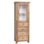 Landelijk smalle buffetkast met vier lades en een deur met glas. Gemaakt van massief eiken hout in de kleur houtlook en witte binnenkant. Het meubel kan op verschillende manieren geverfd worden in verschillende kleuren en kan op maat gemaakt worden. Villa Laura