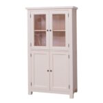 Landelijke buffetkast met deuren. Gemaakt van massief eiken hout in de kleur roomwit, beige. Het meubel kan op verschillende manieren geverfd worden in verschillende kleuren en kan op maat gemaakt worden. Villa Laura