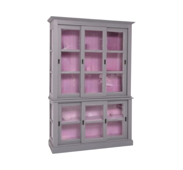 Landelijke vitrinekast met schuifdeuren voor opbergruimte. Gemaakt van massief eiken hout in de kleur paars met een lila roze binnenkant. Het meubel kan op verschillende manieren geverfd worden in verschillende kleuren en kan op maat gemaakt worden. Villa Laura
