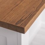 Landelijk kookeiland/keukenblok met bartafel. Gemaakt van massief eiken hout in de kleur wit. Het meubel kan op verschillende manieren geverfd worden in verschillende kleuren en kan op maat gemaakt worden. Villa Laura