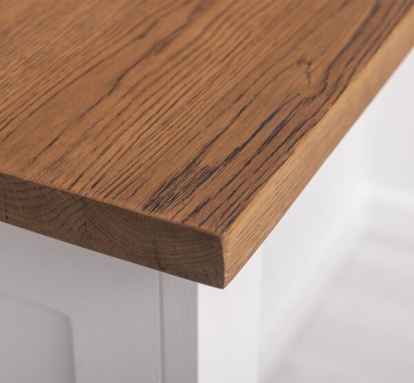 Landelijk kookeiland/keukenblok met bartafel. Gemaakt van massief eiken hout in de kleur wit. Het meubel kan op verschillende manieren geverfd worden in verschillende kleuren en kan op maat gemaakt worden. Villa Laura