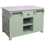 landelijke houten kookeiland/keukenblok met veel opbergruimte, openvakken, lades ophang mogelijkheden. de afmeting is 135x85x90 cm. Gemaakt van massief hout in de kleur mint, licht groen met licht eiken blad. Het kan op maat gemaakt worden. Villa Laura