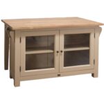 Landelijk kookeiland met bartafel en vitrinekastje. Gemaakt van massief eiken hout in de kleur zand, beige, taupe en naturel. Het meubel kan op verschillende manieren geverfd worden in verschillende kleuren en kan op maat gemaakt worden. Villa Laura