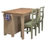 Landelijk kookeiland met bartafel en vitrinekastje. Gemaakt van massief eiken hout in de kleur zand, beige en naturel. Het meubel kan op verschillende manieren geverfd worden in verschillende kleuren en kan op maat gemaakt worden. Villa Laura