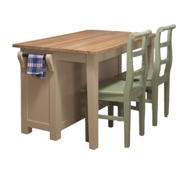 Landelijk kookeiland met bartafel en vitrinekastje. Gemaakt van massief eiken hout in de kleur zand, beige en naturel. Het meubel kan op verschillende manieren geverfd worden in verschillende kleuren en kan op maat gemaakt worden. Villa Laura
