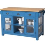 Landelijk houten kookeiland/keukenblok met deuren, lades en open vakken. Gemaakt van massief eiken hout in de kleur koningsblauw, blauw. Het meubel kan op verschillende manieren geverfd worden in verschillende kleuren en kan op maat gemaakt worden. Villa Laura