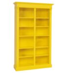 Landelijke boekenkast met twaalf open vakken en twee uitschuifbare planken. Gemaakt van massief eiken hout in de kleur geel. Het meubel kan op verschillende manieren geverfd worden in verschillende kleuren en kan op maat gemaakt worden. Villa Laura