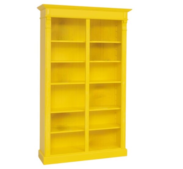 Landelijke boekenkast met twaalf open vakken en twee uitschuifbare planken. Gemaakt van massief eiken hout in de kleur geel. Het meubel kan op verschillende manieren geverfd worden in verschillende kleuren en kan op maat gemaakt worden. Villa Laura