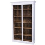 Landelijke boekenkast met twaalf open vakken en twee uitschuifbare planken. Gemaakt van massief eiken hout in de kleur wit met rustiek bruine binnenkant. Het meubel kan op verschillende manieren geverfd worden in verschillende kleuren en kan op maat gemaakt worden. Villa Laura