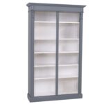 Landelijke boekenkast met twaalf open vakken en twee uitschuifbare planken. Gemaakt van massief eiken hout in de kleur blauwgrijs met witte binnenkant. Het meubel kan op verschillende manieren geverfd worden in verschillende kleuren en kan op maat gemaakt worden. Villa Laura