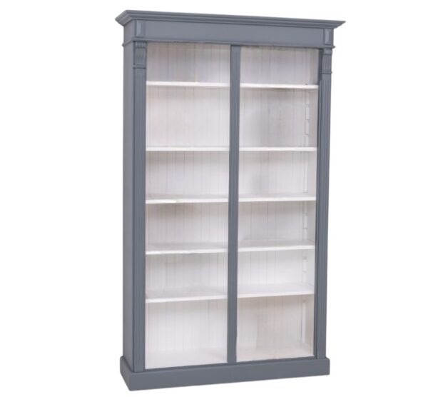 Landelijke boekenkast met twaalf open vakken en twee uitschuifbare planken. Gemaakt van massief eiken hout in de kleur blauwgrijs met witte binnenkant. Het meubel kan op verschillende manieren geverfd worden in verschillende kleuren en kan op maat gemaakt worden. Villa Laura