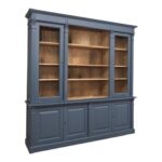 Landelijk klassieke bibliotheekkast/boekenkast/buffetkast/vitrinekast met lades en deuren. de planken in de kast zijn verstelbaar. Gemaakt van massief hout eiken in de kleur donker blauw en binnenkant warm bruin eiken. Het kan op maat gemaakt worden. Villa Laura