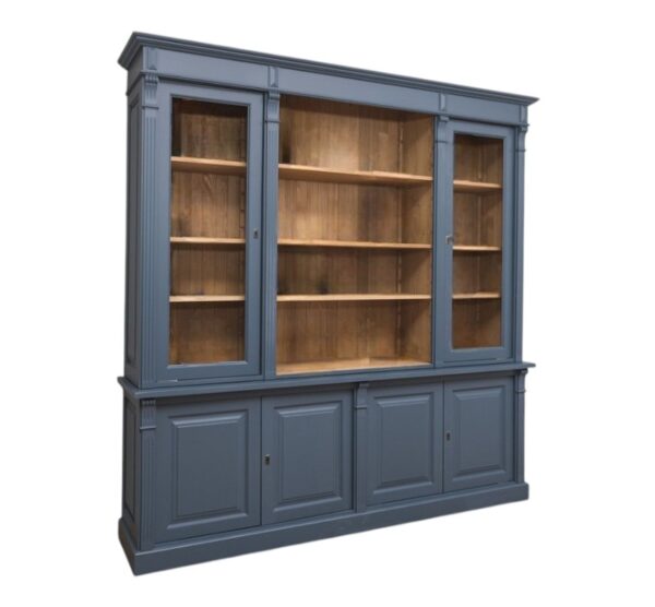 Landelijk klassieke bibliotheekkast/boekenkast/buffetkast/vitrinekast met lades en deuren. de planken in de kast zijn verstelbaar. Gemaakt van massief hout eiken in de kleur donker blauw en binnenkant warm bruin eiken. Het kan op maat gemaakt worden. Villa Laura