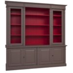 Landelijk klassieke bibliotheekkast met lades en deuren. de planken in de kast zijn verstelbaar. Gemaakt van massief hout eiken in de kleur donker chocolade bruin en binnenkant rood. Het kan op maat gemaakt worden. Villa Laura