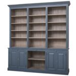 Landelijke boekenkast/buffetkast met open vakken, deuren, lades en trap. Gemaakt van massief eiken hout in de kleur donker blauw met warm bruin. Het meubel kan op verschillende manieren geverfd worden in verschillende kleuren en kan op maat gemaakt worden. Villa Laura