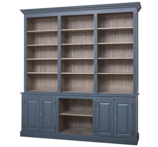Landelijke boekenkast/buffetkast met open vakken, deuren, lades en trap. Gemaakt van massief eiken hout in de kleur donker blauw met warm bruin. Het meubel kan op verschillende manieren geverfd worden in verschillende kleuren en kan op maat gemaakt worden. Villa Laura