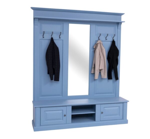 Mooie eiken brede halmeubel in een landelijke moderne stijl. Het halmeubel heeft 6 haken waar jassen aan opgehangen kunnen worden, aan beide kanten 3 haken. In het middel zit een gat waardoor er een mooie symmetrie is te zien in het meubel en deze verlengd wordt. Bovenaan de kast zit nog een smal plankje waar spullen opgezet kunnen worden. Onderaan zit een ruim bankje met aan beide buitenkanten een kastje en in het midden twee plankjes voor spullen. Gemaakt van massief eiken hout in de kleur blauw. Het halmeubel kan op verschillende manieren geverfd worden in verschillende kleuren en kan op maat gemaakt worden. Villa Laura