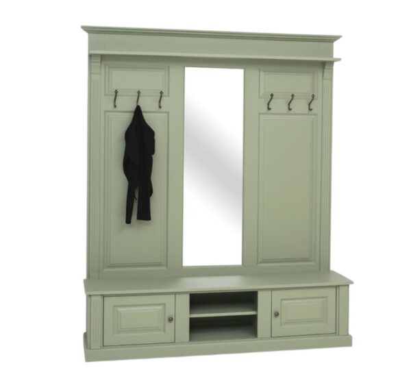 Mooie eiken brede halmeubel in een landelijke moderne stijl. Het halmeubel heeft 6 haken waar jassen aan opgehangen kunnen worden, aan beide kanten 3 haken. In het middel zit een gat waardoor er een mooie symmetrie is te zien in het meubel en deze verlengd wordt. Bovenaan de kast zit nog een smal plankje waar spullen opgezet kunnen worden. Onderaan zit een ruim bankje met aan beide buitenkanten een kastje en in het midden twee plankjes voor spullen. Gemaakt van massief eiken hout in de kleur olijfgroen, groen. Het halmeubel kan op verschillende manieren geverfd worden in verschillende kleuren en kan op maat gemaakt worden. Villa Laura