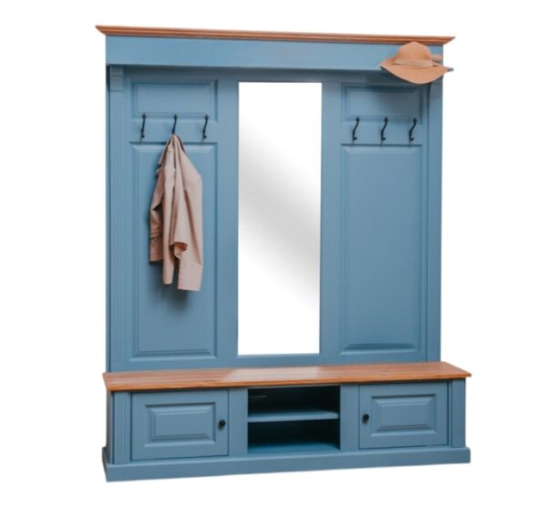 Mooie eiken brede halmeubel in een landelijke moderne stijl. Het halmeubel heeft 6 haken waar jassen aan opgehangen kunnen worden, aan beide kanten 3 haken. In het middel zit een gat waardoor er een mooie symmetrie is te zien in het meubel en deze verlengd wordt. Bovenaan de kast zit nog een smal plankje waar spullen opgezet kunnen worden. Onderaan zit een ruim bankje met aan beide buitenkanten een kastje en in het midden twee plankjes voor spullen. Gemaakt van massief eiken hout in de kleur blauw. Het halmeubel kan op verschillende manieren geverfd worden in verschillende kleuren en kan op maat gemaakt worden. Villa Laura