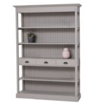 Landelijke boekenkast/schappenkast met vijf open vakken en drie lades. Gemaakt van massief eiken hout in de kleur taupe, grijs. Het meubel kan op verschillende manieren geverfd worden in verschillende kleuren en kan op maat gemaakt worden. Villa Laura