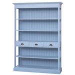 Landelijke boekenkast/schappenkast met vijf open vakken en drie lades. Gemaakt van massief eiken hout in de kleur licht blauw. Het meubel kan op verschillende manieren geverfd worden in verschillende kleuren en kan op maat gemaakt worden. Villa Laura