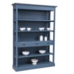 Landelijke boekenkast/schappenkast met vijf open vakken en drie lades. Gemaakt van massief eiken hout in de kleur blauw vintagelook. Het meubel kan op verschillende manieren geverfd worden in verschillende kleuren en kan op maat gemaakt worden. Villa Laura