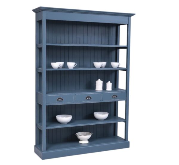 Landelijke boekenkast/schappenkast met vijf open vakken en drie lades. Gemaakt van massief eiken hout in de kleur blauw vintagelook. Het meubel kan op verschillende manieren geverfd worden in verschillende kleuren en kan op maat gemaakt worden. Villa Laura