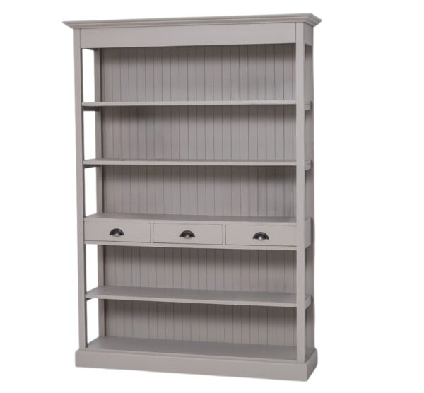Landelijke boekenkast met vijf open vakken en drie lades. Gemaakt van massief eiken hout in de kleur zand, taupe, beige. Het meubel kan op verschillende manieren geverfd worden in verschillende kleuren en kan op maat gemaakt worden. Villa Laura