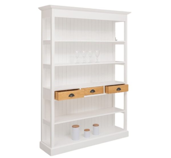 Landelijke boekenkast/schappenkast met vijf open vakken en drie lades. Gemaakt van massief eiken hout in de kleur wit naturel. Het meubel kan op verschillende manieren geverfd worden in verschillende kleuren en kan op maat gemaakt worden. Villa Laura
