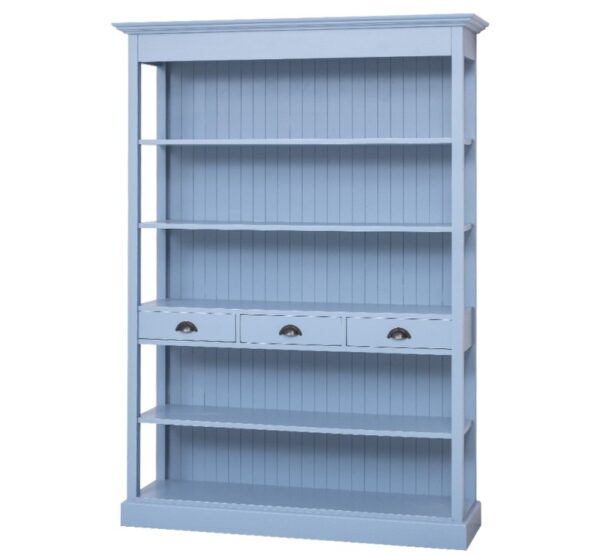 Landelijke boekenkast/schappenkast met vijf open vakken en drie lades. Gemaakt van massief eiken hout in de kleur licht blauw. Het meubel kan op verschillende manieren geverfd worden in verschillende kleuren en kan op maat gemaakt worden. Villa Laura