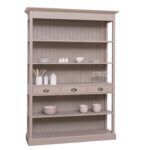 Landelijke boekenkast/schappenkast met vijf open vakken en drie lades. Gemaakt van massief eiken hout in de kleur beige. Het meubel kan op verschillende manieren geverfd worden in verschillende kleuren en kan op maat gemaakt worden. Villa Laura
