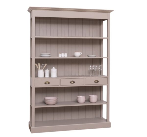 Landelijke boekenkast/schappenkast met vijf open vakken en drie lades. Gemaakt van massief eiken hout in de kleur beige. Het meubel kan op verschillende manieren geverfd worden in verschillende kleuren en kan op maat gemaakt worden. Villa Laura