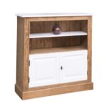 Landelijke bureaukastje met deuren en open vakken voor opbergruimte. Onderaan 2 kleine deurtjes met daarboven 2 open vakken onder elkaar. Gemaakt van massief eiken hout in de wit en warm eiken. Het meubel kan op verschillende manieren geverfd worden in verschillende kleuren en kan op maat gemaakt worden. Villa Laura