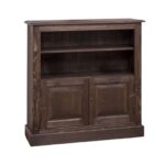 Landelijke bureaukastje met deuren en open vakken voor opbergruimte. Onderaan 2 kleine deurtjes met daarboven 2 open vakken onder elkaar. Gemaakt van massief eiken hout in de kleuren wengé, walnoot. Het meubel kan op verschillende manieren geverfd worden in verschillende kleuren en kan op maat gemaakt worden. Villa Laura