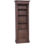 Landelijke boekenkast met vier open vakken en een deur. Gemaakt van massief eiken hout in de kleur warm bruin walnoot, wengé. kan op verschillende manieren geverfd worden in verschillende kleuren en kan op maat gemaakt worden. Villa Laura
