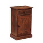 landelijke, klassieke, extravagante nachtkastje met lade en deurtje voor veel opbergruimte. Gemaakt van massief hout eiken in de kleur kersen wenge roodbruin. Het nachtkastje kan op verschillende manieren geverfd worden. Het kan op maat gemaakt worden. Villa Laura
