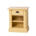 Landelijk nachtkastje met een lade en twee open vakken. Gemaakt van massief eiken hout in de kleur licht zand geel. Het meubel kan op verschillende manieren geverfd worden in verschillende kleuren en kan op maat gemaakt worden. Villa Laura