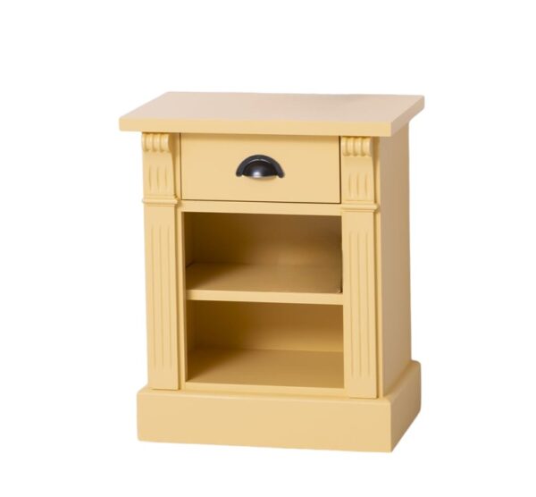 Landelijk nachtkastje met een lade en twee open vakken. Gemaakt van massief eiken hout in de kleur licht zand geel. Het meubel kan op verschillende manieren geverfd worden in verschillende kleuren en kan op maat gemaakt worden. Villa Laura