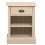 Landelijke, klassieke, extravagante nachtkastje met lade en een open vak met twee planken voor veel opbergruimte. Gemaakt van massief hout eiken in de kleur beige zand. Het nachtkastje kan op verschillende manieren geverfd worden in verschillende kleuren. Het kan op maat gemaakt worden. Villa Laura